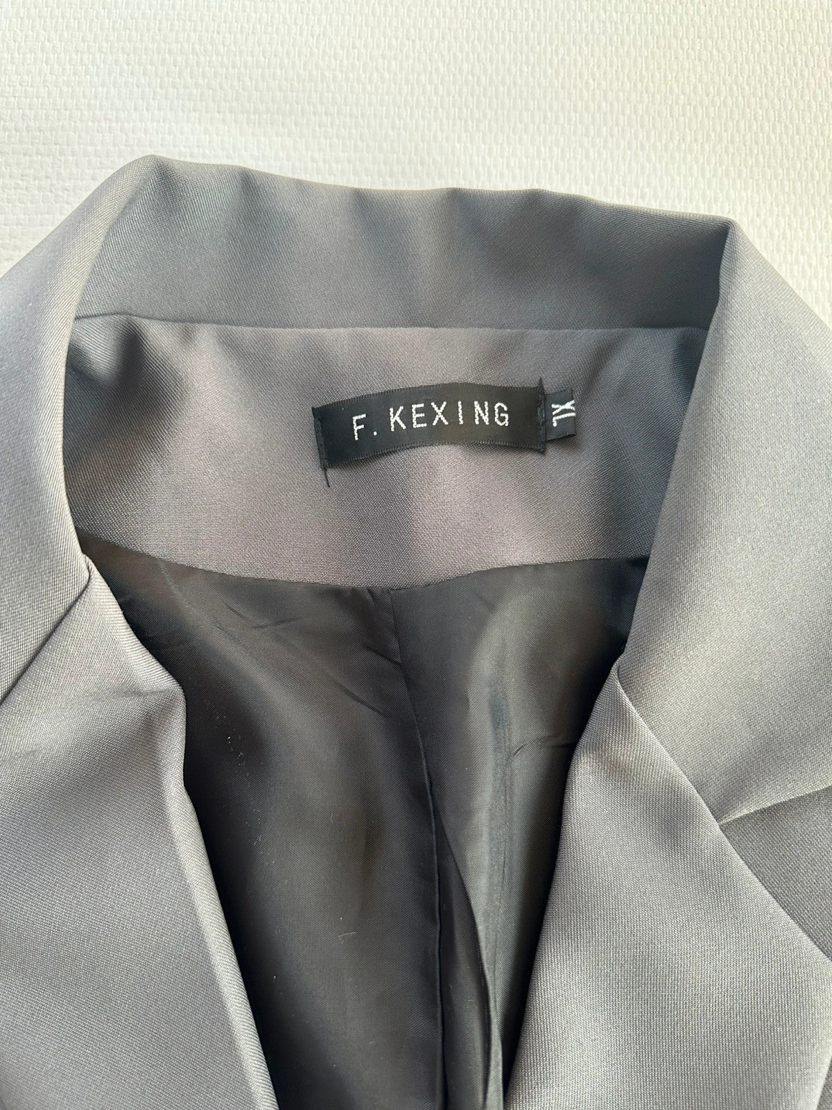 F. Kexing Moteriškas Pilkas Švarkas, XL Spley